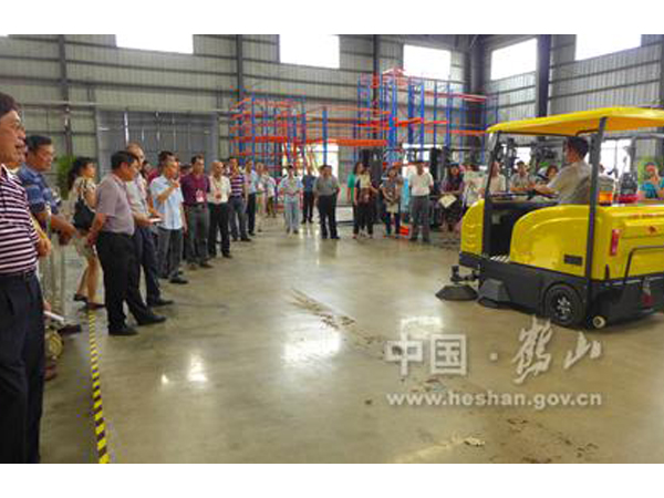 向省、市領(lǐng)導(dǎo)展示操作牛力電動(dòng)掃地車